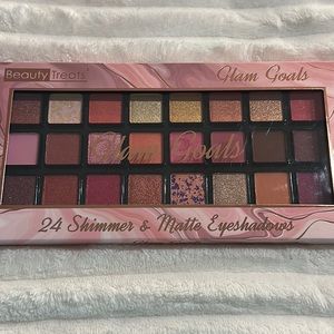 Beauty Treats Glam Gold 24 Shimmer & Matte Eyeshadows.